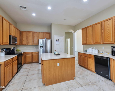 8807 W Carole Lane - Photo Thumbnail 10