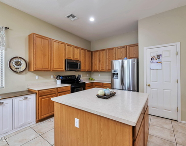 8807 W Carole Lane - Photo Thumbnail 11