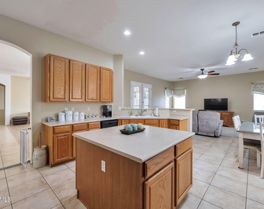 8807 W Carole Lane - Photo Thumbnail 9