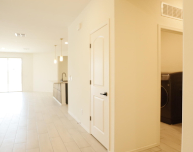 2413 W Sunland Avenue - Photo Thumbnail 10