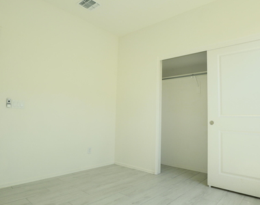 2413 W Sunland Avenue - Photo Thumbnail 3