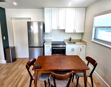 628 Monroe Drive - Photo Thumbnail 6