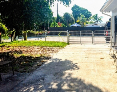 628 Monroe Drive - Photo Thumbnail 17