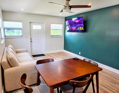 628 Monroe Drive - Photo Thumbnail 5