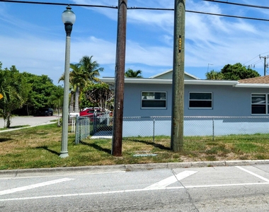 628 Monroe Drive - Photo Thumbnail 2
