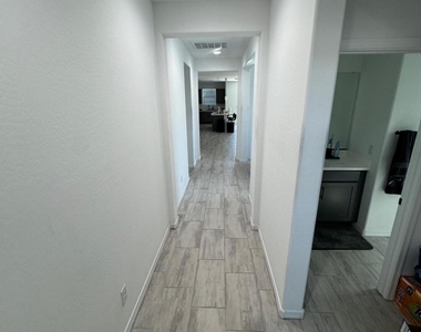 10275 W Amelia Avenue - Photo Thumbnail 2