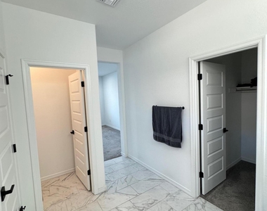 10275 W Amelia Avenue - Photo Thumbnail 15