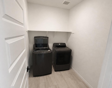 10275 W Amelia Avenue - Photo Thumbnail 6