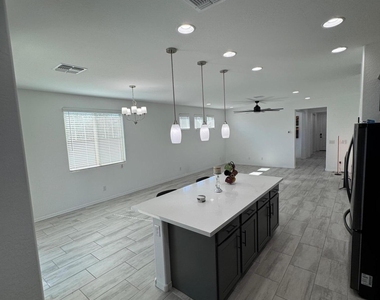 10275 W Amelia Avenue - Photo Thumbnail 10