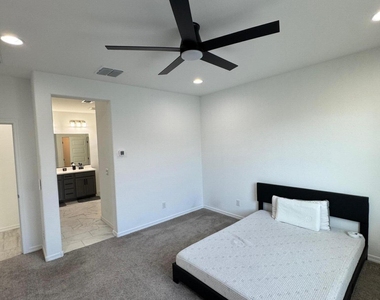 10275 W Amelia Avenue - Photo Thumbnail 14