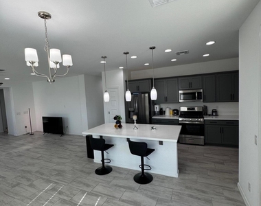 10275 W Amelia Avenue - Photo Thumbnail 11