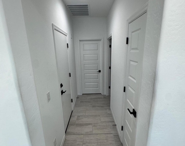 10275 W Amelia Avenue - Photo Thumbnail 3