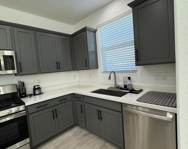 10275 W Amelia Avenue - Photo Thumbnail 12