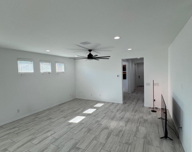 10275 W Amelia Avenue - Photo Thumbnail 8