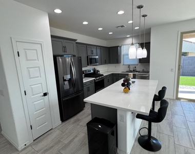 10275 W Amelia Avenue - Photo Thumbnail 9