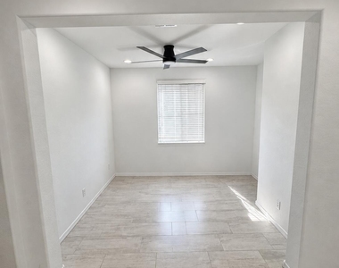 10275 W Amelia Avenue - Photo Thumbnail 7