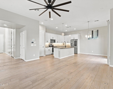 901 S Smith Road - Photo Thumbnail 3