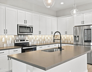901 S Smith Road - Photo Thumbnail 7
