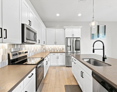 901 S Smith Road - Photo Thumbnail 6