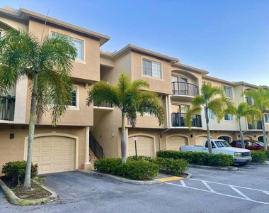 300 Crestwood Court N - Photo Thumbnail 10