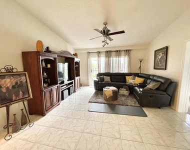 300 Crestwood Court N - Photo Thumbnail 3