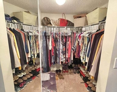 300 Crestwood Court N - Photo Thumbnail 8