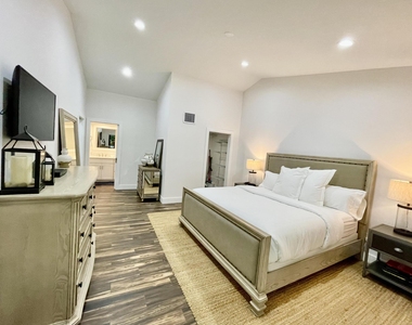 11863 Wimbledon Circle - Photo Thumbnail 8