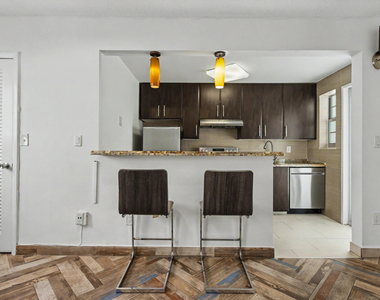 1340 Lincoln Road - Photo Thumbnail 5