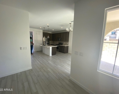 823 W Gail Drive - Photo Thumbnail 5