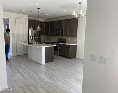 823 W Gail Drive - Photo Thumbnail 7