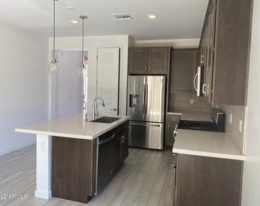 823 W Gail Drive - Photo Thumbnail 6