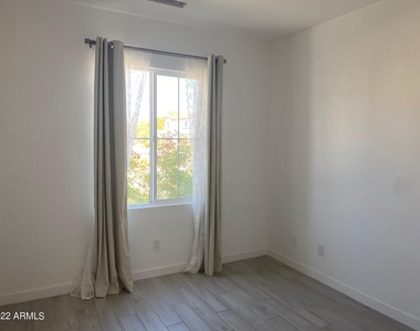 823 W Gail Drive - Photo Thumbnail 9