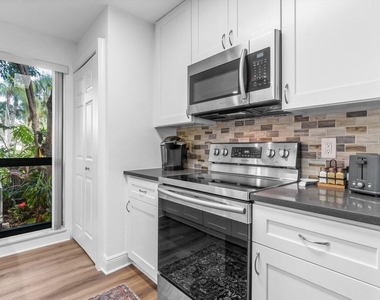 401 Brackenwood Lane S - Photo Thumbnail 5