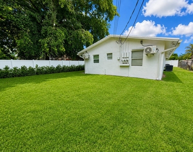 220 Nw 12th Court - Photo Thumbnail 8