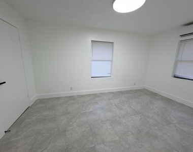 220 Nw 12th Court - Photo Thumbnail 5