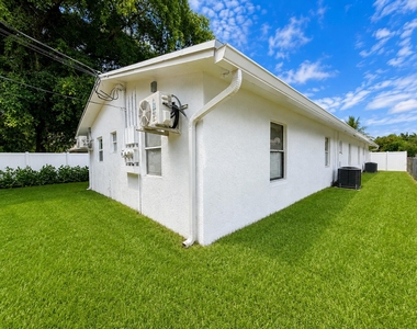 220 Nw 12th Court - Photo Thumbnail 7