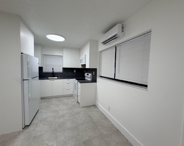 220 Nw 12th Court - Photo Thumbnail 3