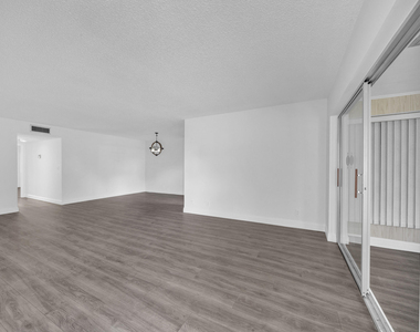 4550 Nw 4th Street - Photo Thumbnail 3