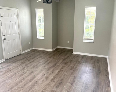 102 Sw Peacock Boulevard - Photo Thumbnail 1