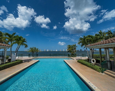 1035 Lake Shore Drive - Photo Thumbnail 5