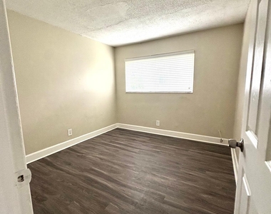 5901 Nw 17th Place - Photo Thumbnail 3
