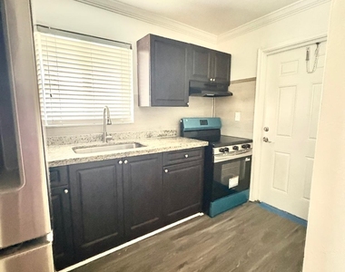 5901 Nw 17th Place - Photo Thumbnail 1