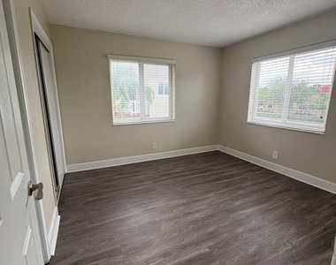 5901 Nw 17th Place - Photo Thumbnail 4