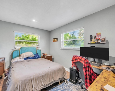 811 Ne 14th Place - Photo Thumbnail 8