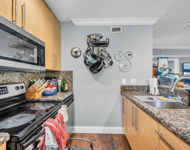 811 Ne 14th Place - Photo Thumbnail 5