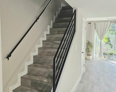 1102 E Jeffery Street - Photo Thumbnail 4