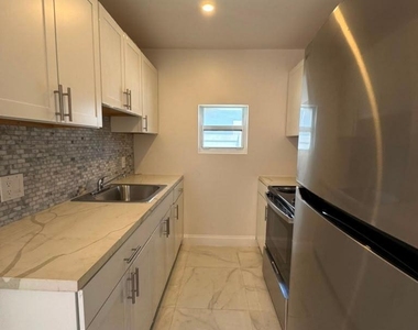 999 S Riverside Drive - Photo Thumbnail 2