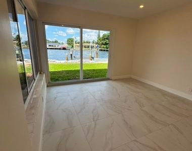 999 S Riverside Drive - Photo Thumbnail 1