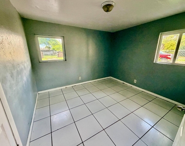 1132 Nw 5th Court - Photo Thumbnail 6
