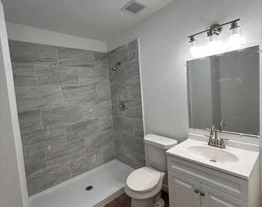 705 E Jones Street - Photo Thumbnail 4